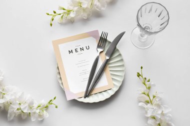 Düğün için güzel bir masa ve açık arkaplan çiçekleri.