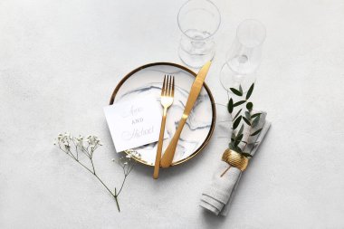 Açık arkaplanda düğün davetiyesi olan güzel masa ayarları