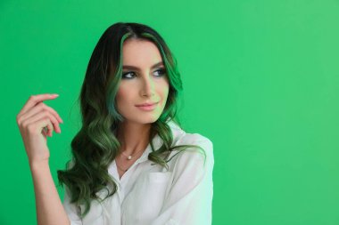 Sıradışı yeşil saçlı, güzel bir genç kadın.