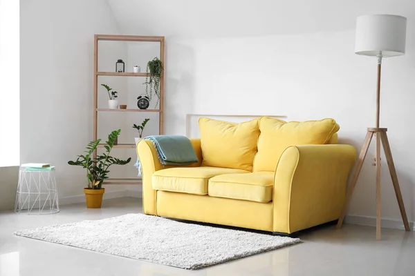 Interior Sala Estar Leve Com Sofá Amarelo Unidade Estantes Plantas — Fotografia de Stock