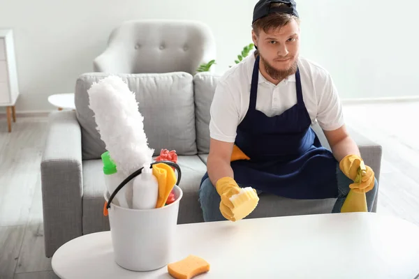 Junger Mann Mit Schwamm Putztisch Hause — Stockfoto