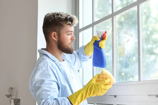 Evinde Sünger Temizleme Penceresi Olan Yakışıklı Bir Genç — Stok fotoğraf