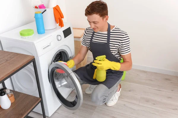 Snygg Man Rengöring Tvättmaskin Med Svamp Badrummet — Stockfoto