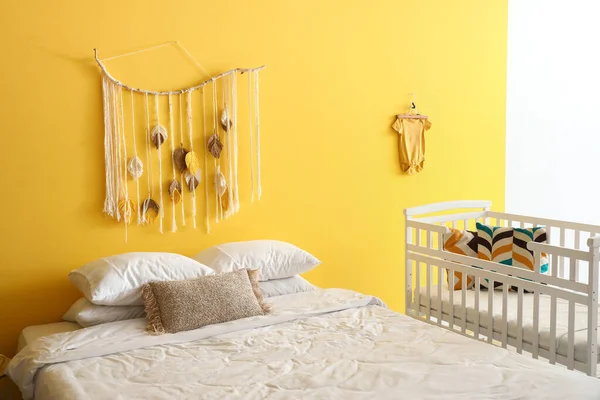 Big Comfortable Bed White Crib Yellow Wall — Stock Photo, Image