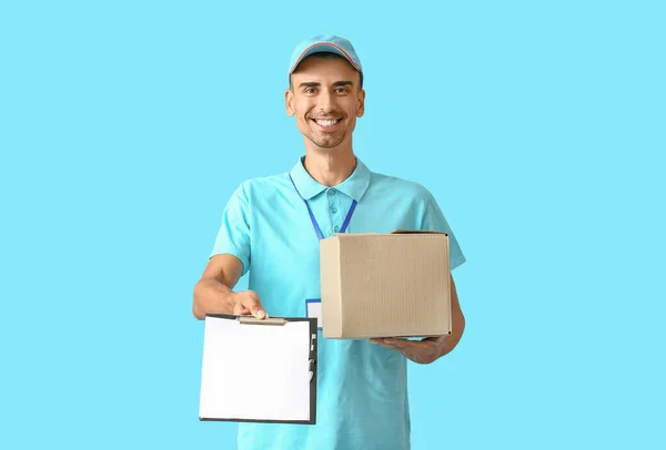男性宅配便小包とクリップボード上の色の背景 — ストック写真
