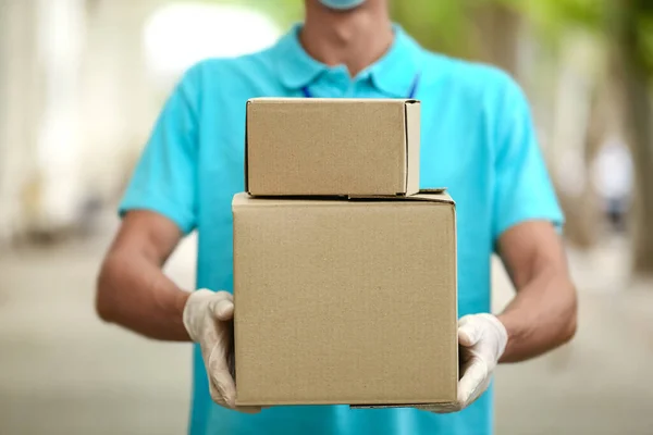 Male Courier Parcels Outdoors — Stock Photo, Image