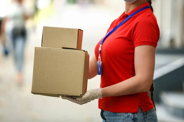 Correio Feminino Com Encomendas Livre — Fotografia de Stock