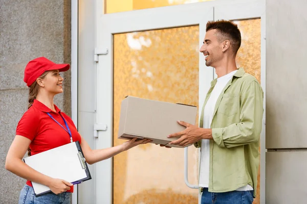 Homem Que Recebe Encomendas Correio Empresa Entrega — Fotografia de Stock