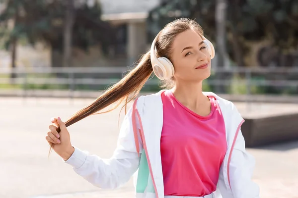 Pretty Young Woman Listening Music Outdoors — Stock Photo, Image