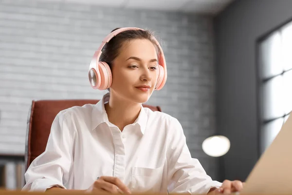 Гарненька Молода Жінка Слухає Музику Під Час Роботи Офісі — стокове фото