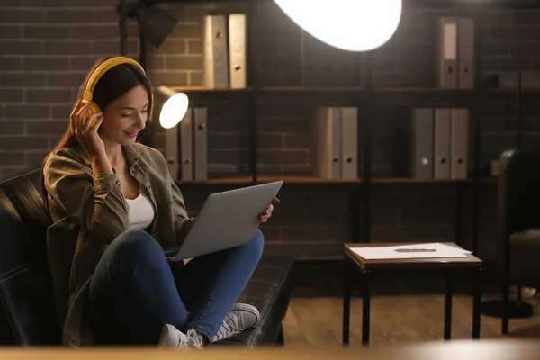 Гарненька Молода Жінка Ноутбуком Слухає Музику Вдома Ввечері — стокове фото