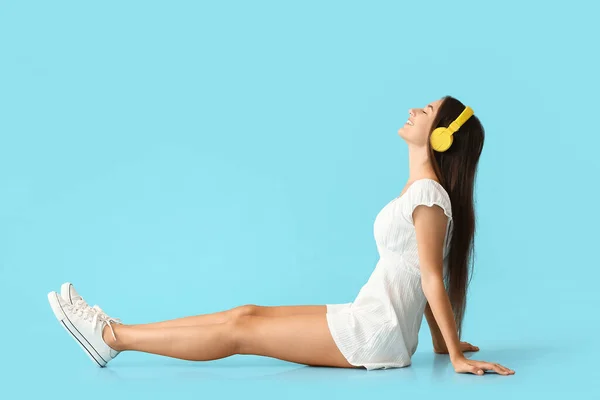 Cool Young Woman Listening Music Color Background — Fotografia de Stock