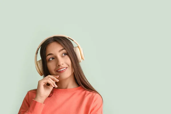 Cool Joven Mujer Escuchando Música Fondo Color —  Fotos de Stock