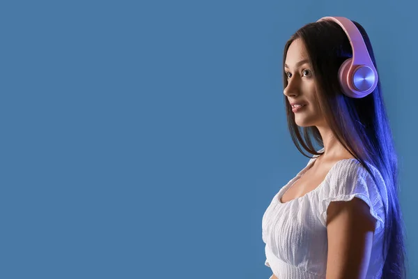 Cool Young Woman Listening Music Color Background — Fotografia de Stock