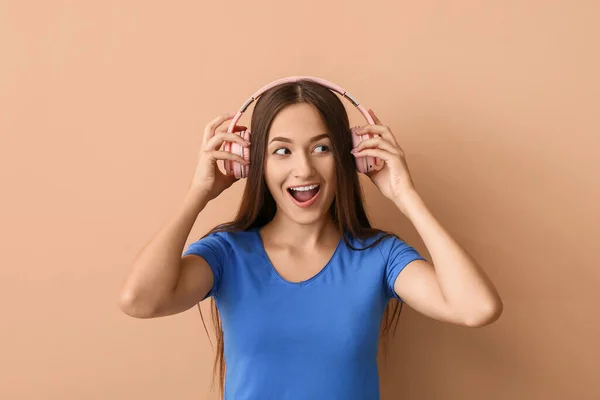 Крутая Молодая Женщина Слушает Музыку Цветном Фоне — стоковое фото