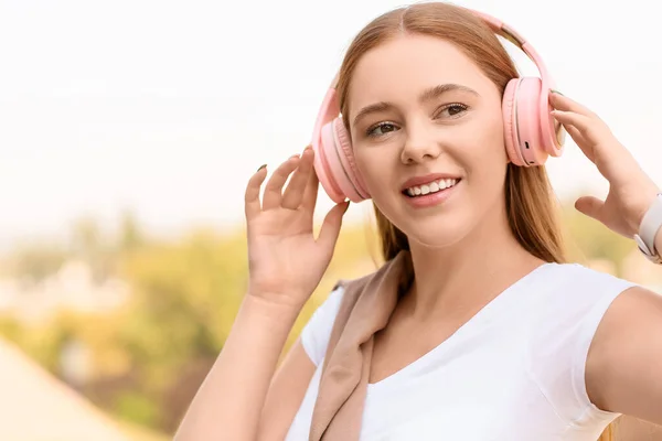 Cool Jonge Vrouw Luisteren Naar Muziek Buiten — Stockfoto