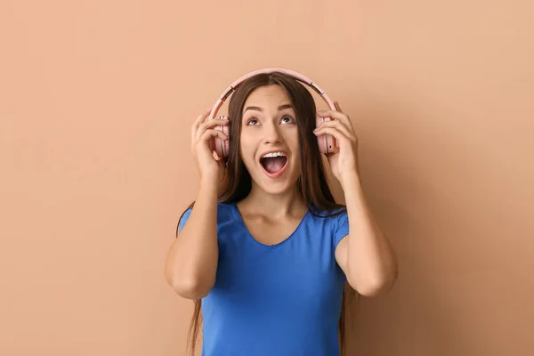 Jeune Femme Émotionnelle Écoutant Musique Sur Fond Couleur — Photo