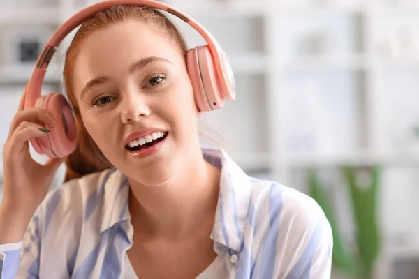 Young Woman Listening Music Office — Fotografia de Stock