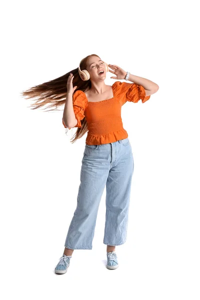 Joven Mujer Fresca Escuchando Música Sobre Fondo Blanco — Foto de Stock