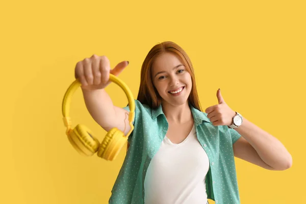 Cool Young Woman Headphones Showing Thumb Color Background — Stock Photo, Image