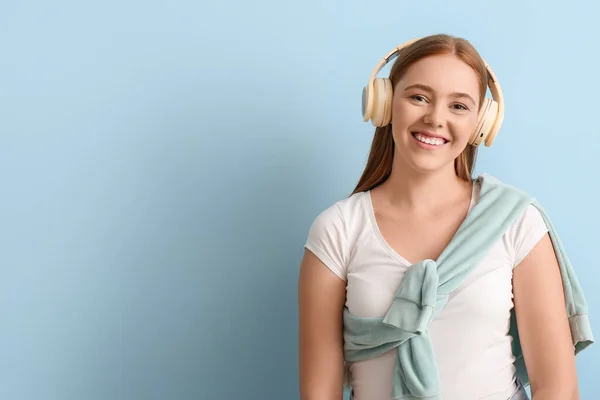 Cool Joven Mujer Escuchando Música Fondo Color — Foto de Stock