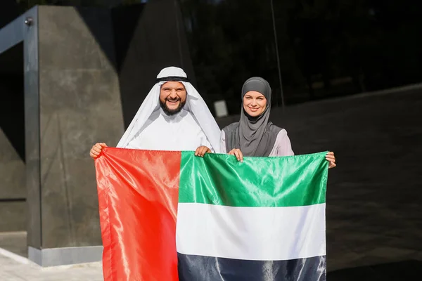 Paar Traditioneller Kleidung Und Mit Der Nationalflagge Der Vae Freien — Stockfoto