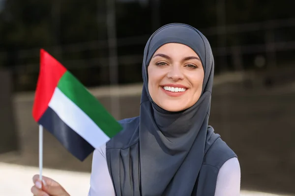 Ung Kvinna Traditionella Kläder Och Med Den Nationella Flaggan För — Stockfoto