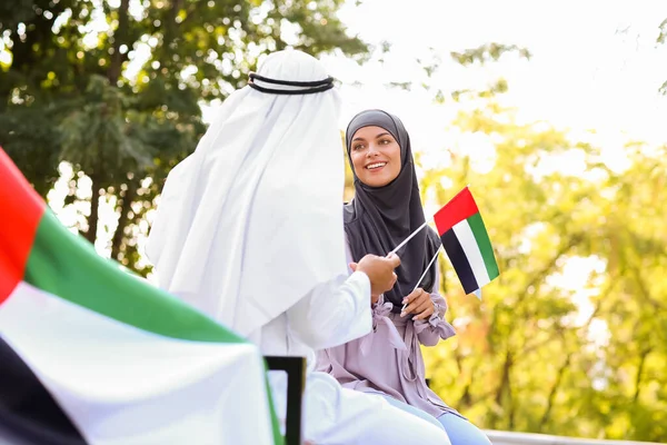 Par Traditionella Kläder Och Med Nationella Flaggorna Förenade Arabemiraten Utomhus — Stockfoto