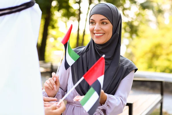 Par Traditionella Kläder Och Med Nationella Flaggorna Förenade Arabemiraten Utomhus — Stockfoto