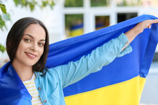 Όμορφη Νεαρή Γυναίκα Σημαία Της Ουκρανίας Εξωτερικούς Χώρους — Φωτογραφία Αρχείου