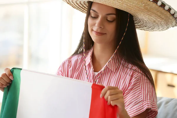 Mulher Bonita Sombrero Com Bandeira México Casa — Fotografia de Stock