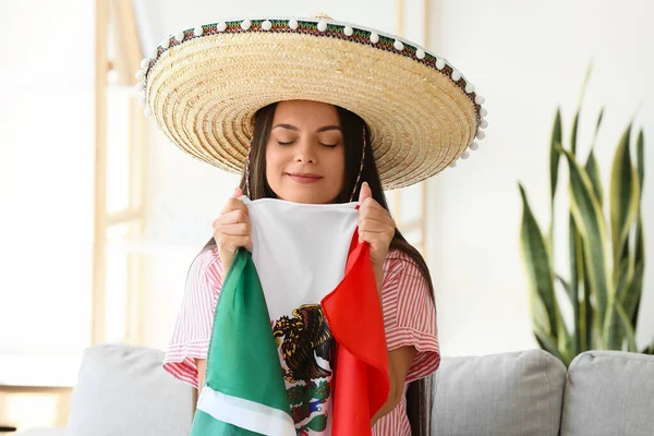 美丽的年轻女子在Sombrero和墨西哥国旗在家里 — 图库照片