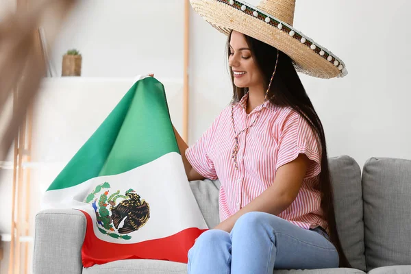 Όμορφη Νεαρή Γυναίκα Σομπρέρο Και Σημαία Του Μεξικού Στο Σπίτι — Φωτογραφία Αρχείου