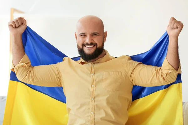 有乌克兰国旗的英俊男人在家里 — 图库照片