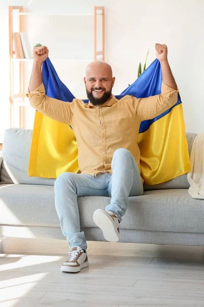 Knappe Man Met Vlag Van Oekraïne Zittend Bank Thuis — Stockfoto