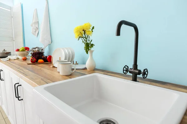 Modern Sink Vase Flowers Dishes Table Top Blue Wall — ストック写真