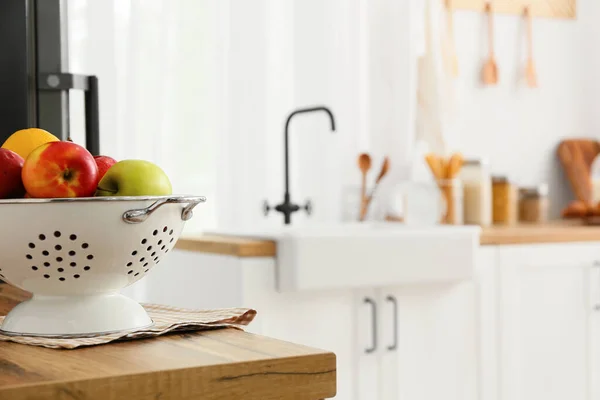 Colador Con Frutas Sobre Mesa Madera Cocina — Foto de Stock