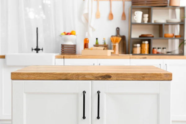 Bílý Pult Dřevěnou Deskou Stolu Lehké Kuchyni — Stock fotografie