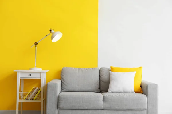 Table Glowing Lamp Grey Sofa Color Wall — Stock Photo, Image