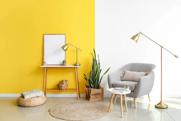 Interior Stylish Living Room Armchair Tables Golden Lamps — Fotografia de Stock