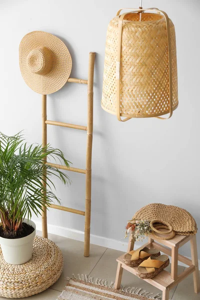 Lambası, merdiveni ve taburesi olan ışık odasının içinde.