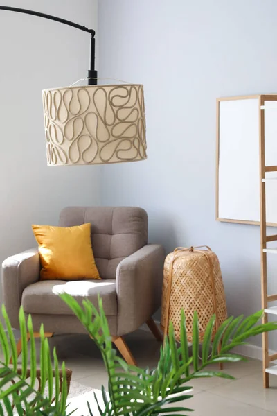 Işıklı oturma odasının içinde lambalar ve koltuk var.