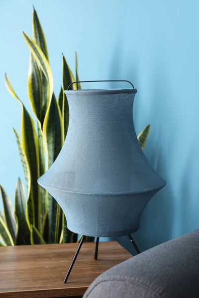 Lampe Élégante Sur Table Près Mur Bleu Gros Plan — Photo
