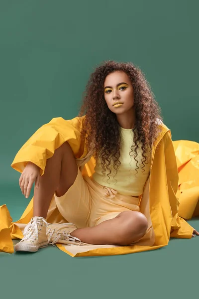 Hermosa Mujer Afroamericana Ropa Amarilla Sobre Fondo Color — Foto de Stock