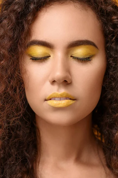 Piękna Afroamerykanka Makijażem Żółtych Kolorach — Zdjęcie stockowe