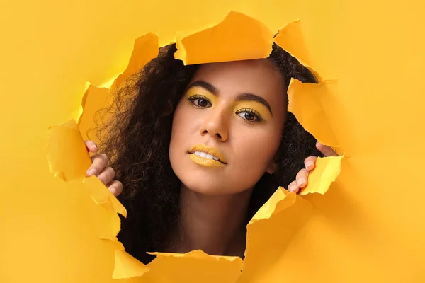 Hermosa Mujer Afroamericana Con Maquillaje Tonos Amarillos Sobre Fondo Color — Foto de Stock