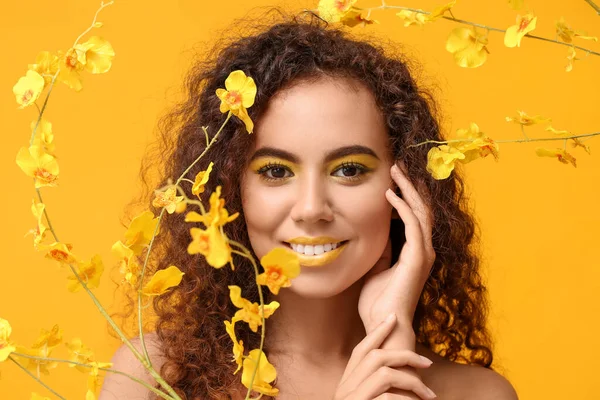 Mooie Afro Amerikaanse Vrouw Met Make Gele Tinten Bloemen Kleur — Stockfoto