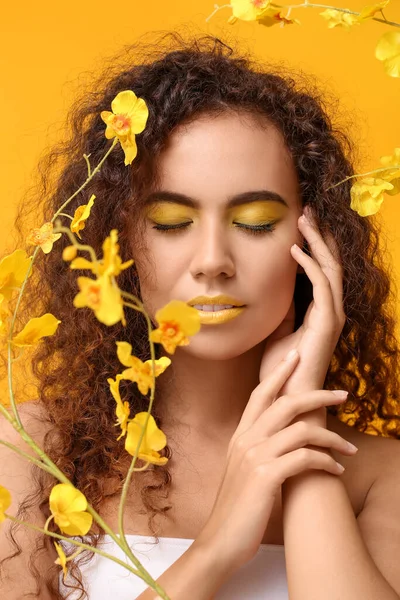 Beautiful African American Woman Makeup Yellow Tones Flowers Color Background — Stock Photo, Image