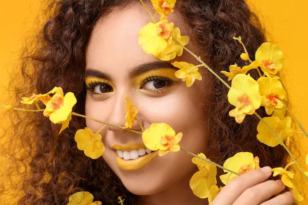 Sarı Tonlarda Makyajlı Güzel Bir Afro Amerikalı Kadın Renkli Arka — Stok fotoğraf