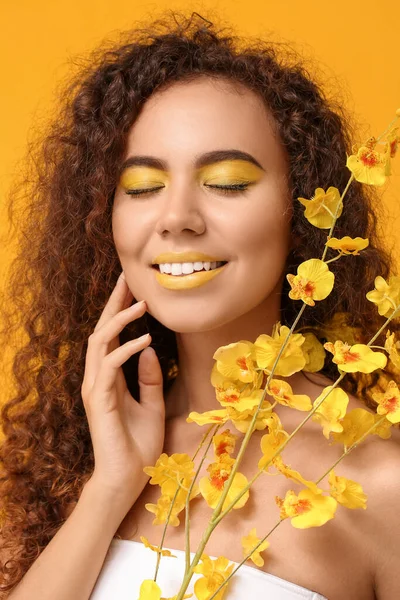 Hermosa Mujer Afroamericana Con Maquillaje Tonos Amarillos Flores Sobre Fondo —  Fotos de Stock